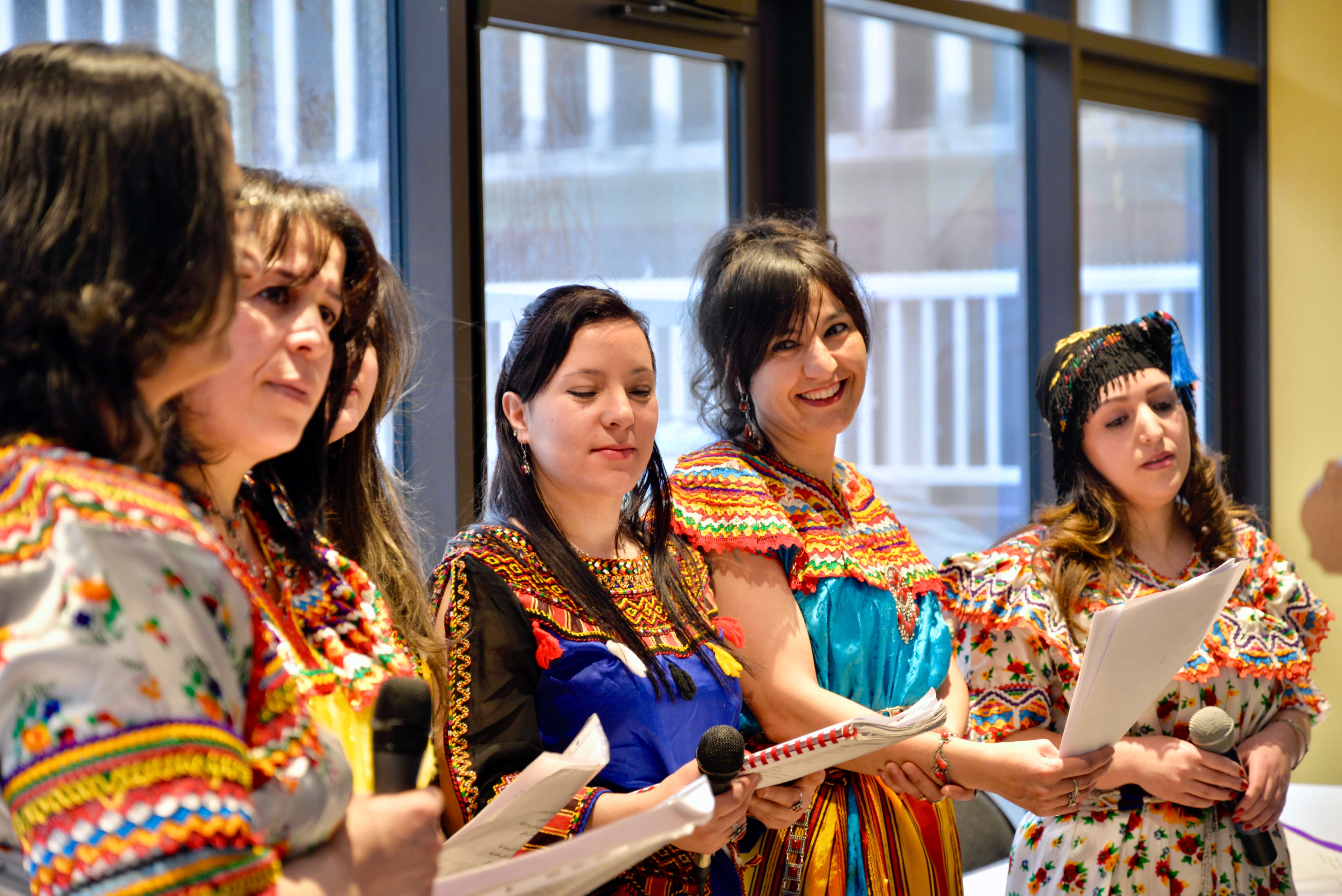 Groupe de louange kabyle composé de femme portant des robes traditionnel kabyle à l'évènement du Thé de l'amitié