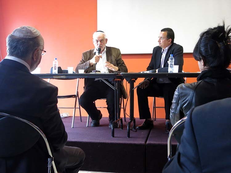 Photo du rabbin Michel Sarfati et du président de Messagers de Paix Abdelghani Boudjakdji lors d'une conférence.