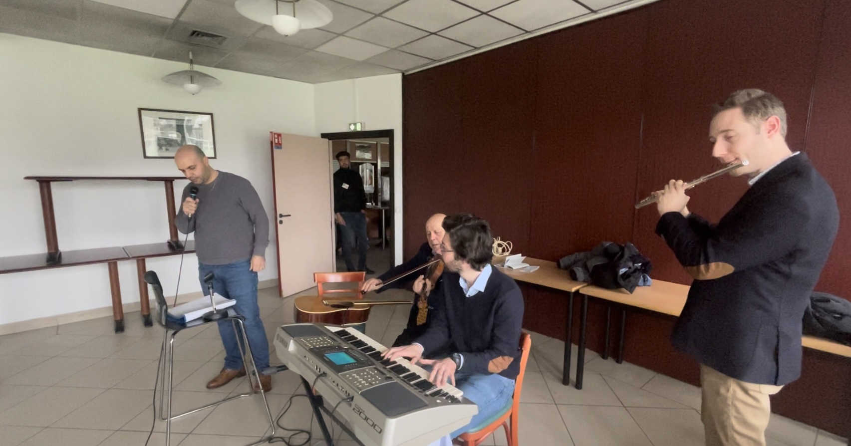 Hatikva en kabyle chanté par Samir et accompagné par Robert (violon), Élie (piano) et Matthieu (flûte traversière)