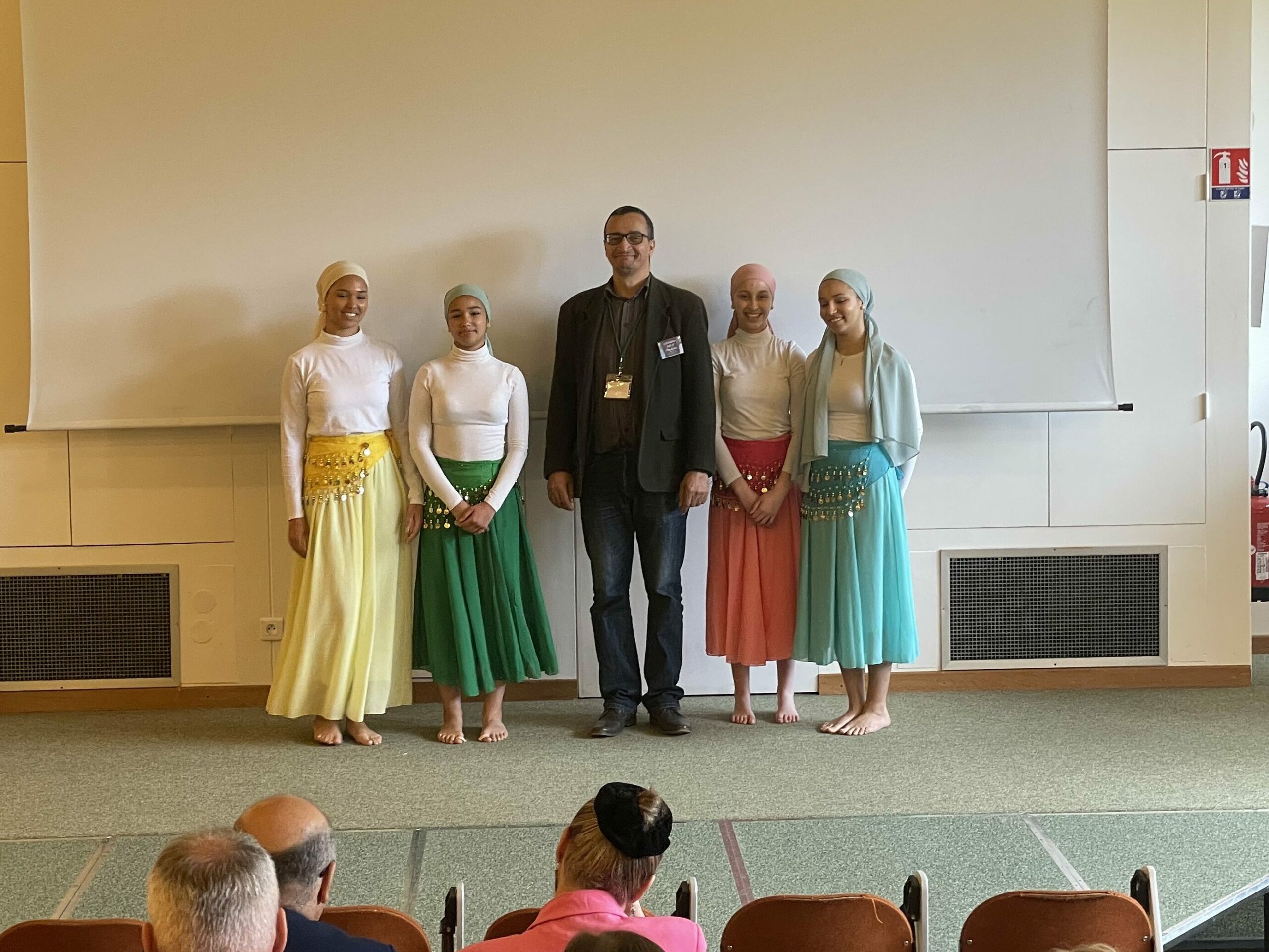 Le groupe de danse "Les perles" avec le président de l'association Messagers de paix Abdel