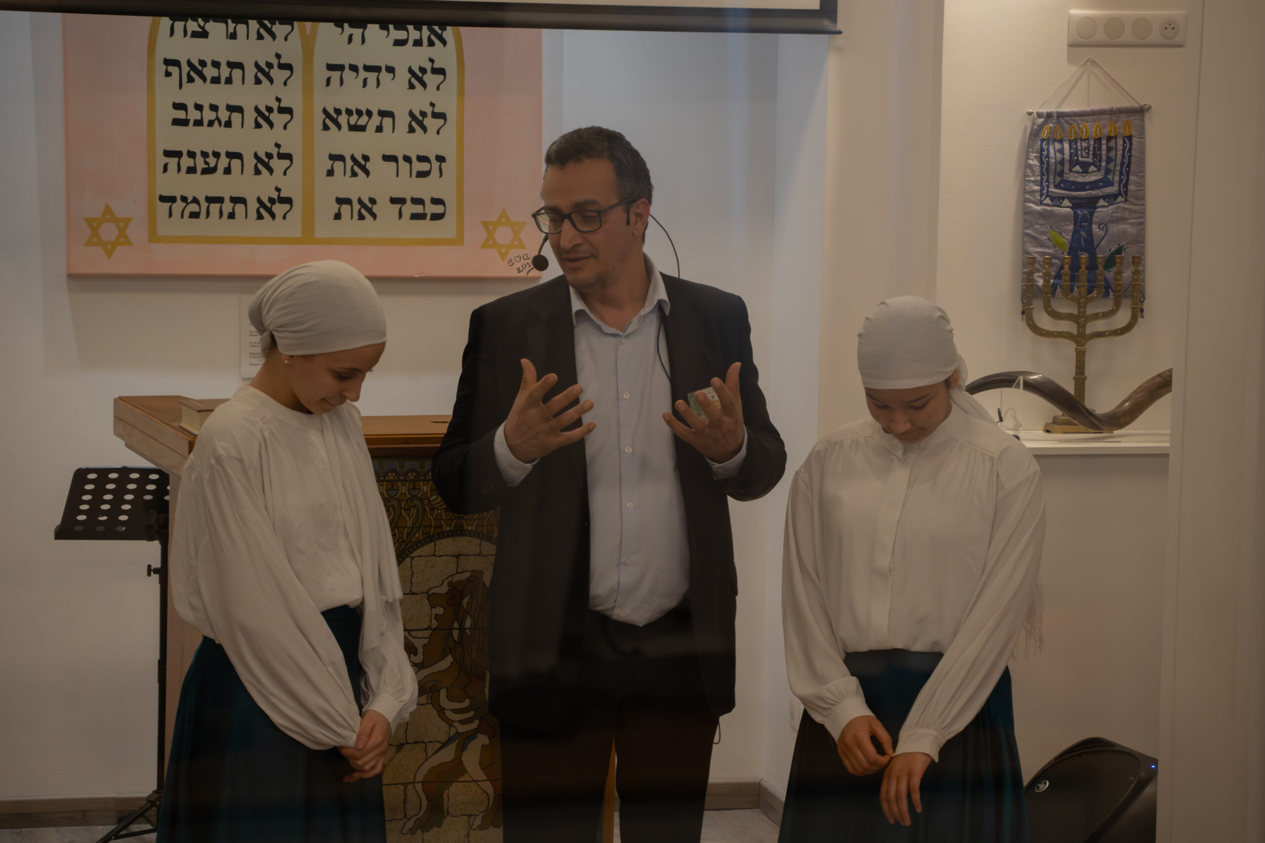 Thé de l'Amitié organisé par Messagers de paix - Photo avec  Abdel et les danseuses Ketsia et Lydie-Anne
