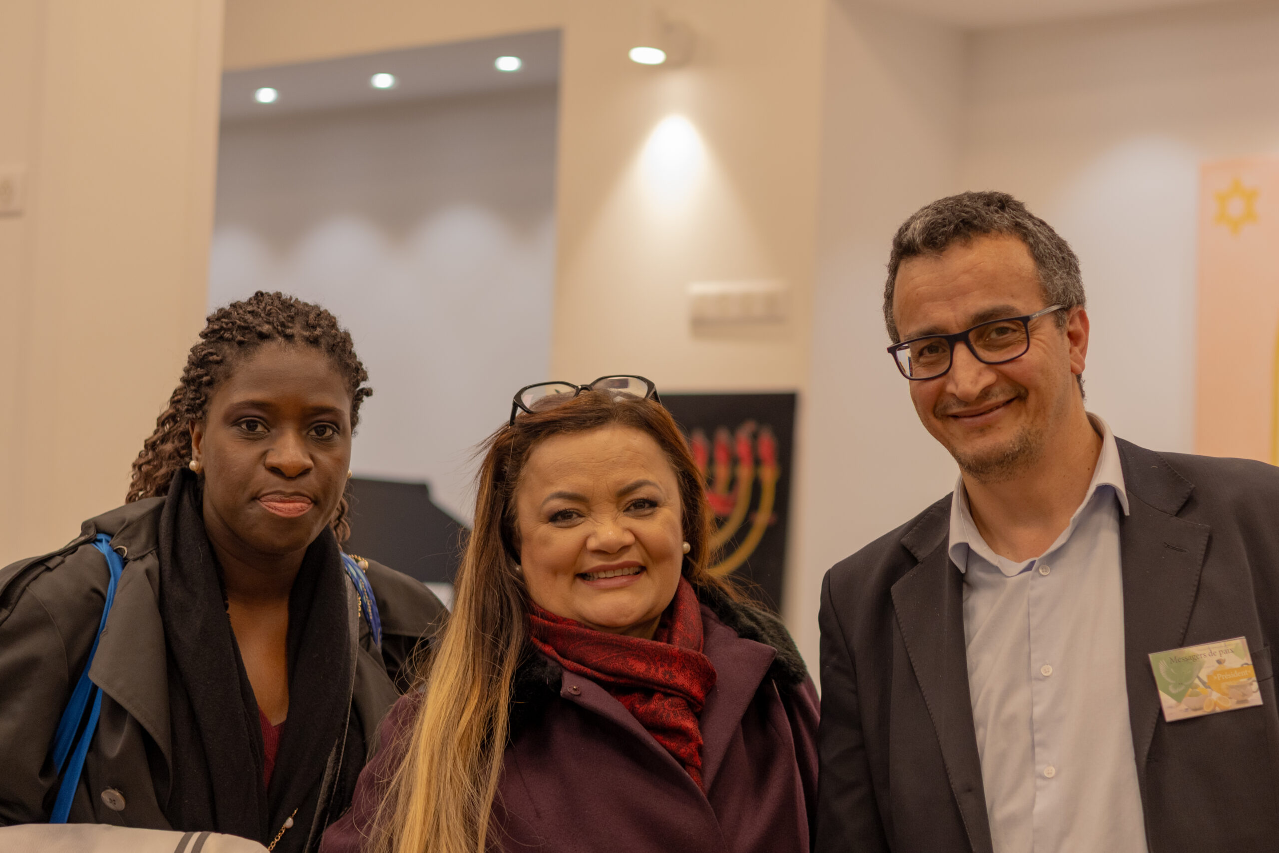 Thé de l'Amitié organisé par Messagers de paix - Photo avec  Abdel et les danseuses Alexandrina et Joanne