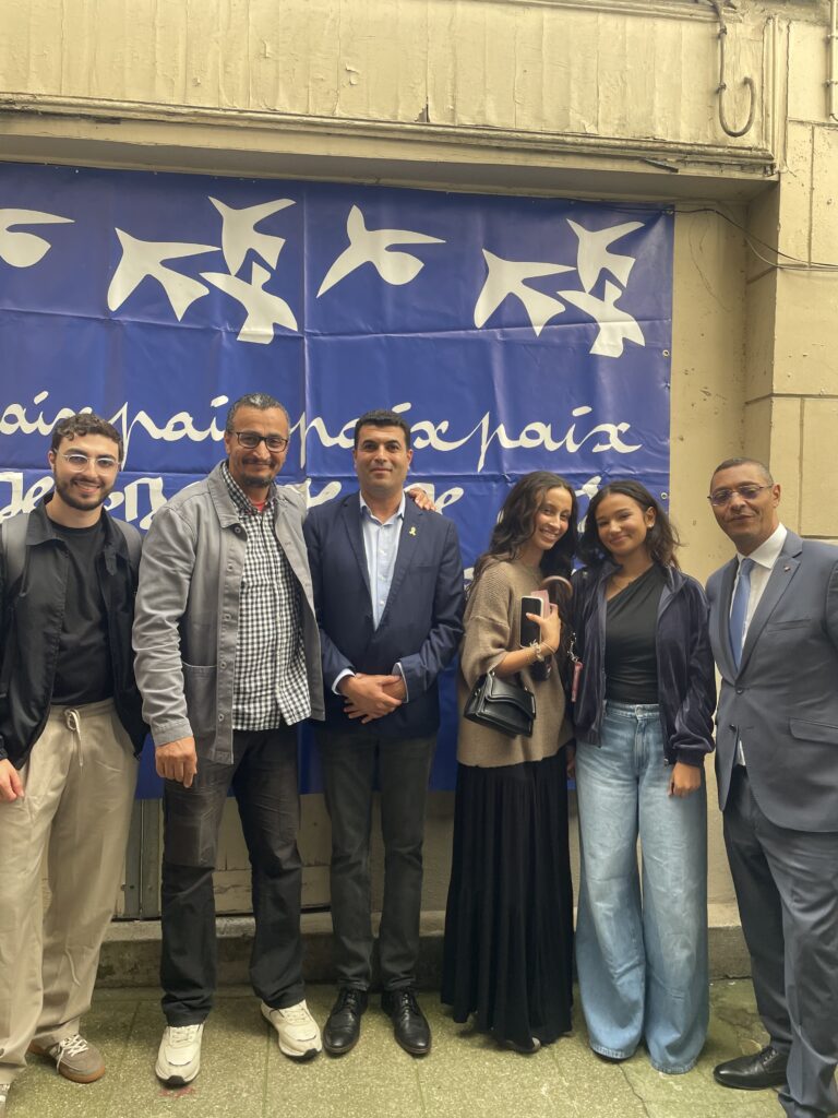 Abdel (président de Messagers de paix), Marouane Rhiwi et des jeunes de l'association Messagers de paix