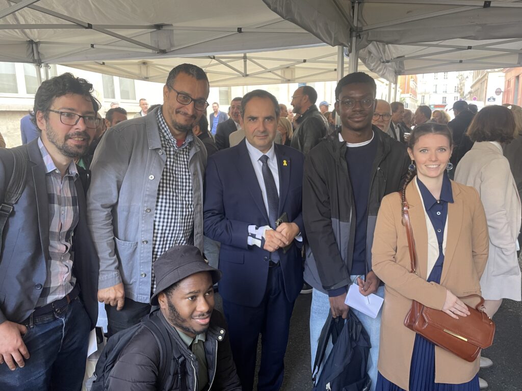 Élie Korchia, Abdel (président de Messagers de paix) et des jeunes de l'association Messagers de paix