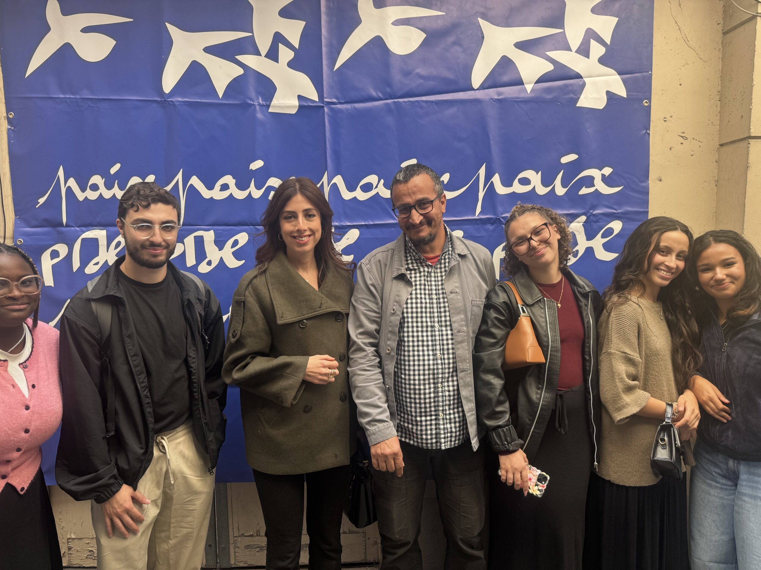 Shannon Seban, Abdel (président de Messagers de paix) et des jeunes de l'association Messagers de paix
